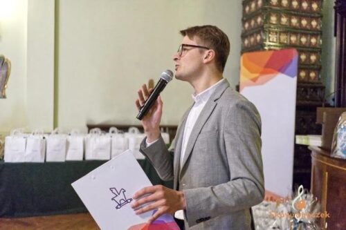 att.ZnX_eGHSGFy7mHAW46WkglDkVg52hgv1Nn4FnRAbweg Konferansjer Patryk Bartoszewski